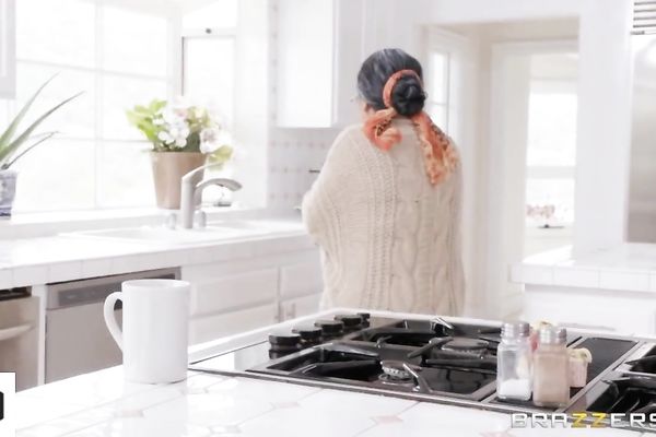 Cute big-bottomed model is enjoying intensive anal